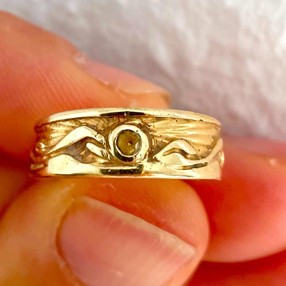 Size 7 gold and yellow Safire ring